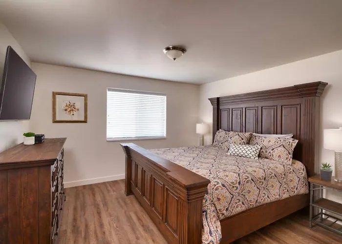 5K Top Floor Redcliff Condo, Pool & Hot Tub