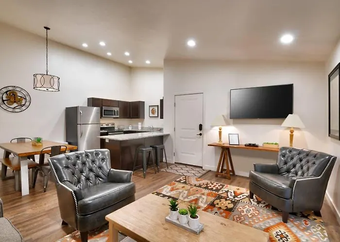 5K Top Floor Redcliff Condo, Pool & Hot Tub