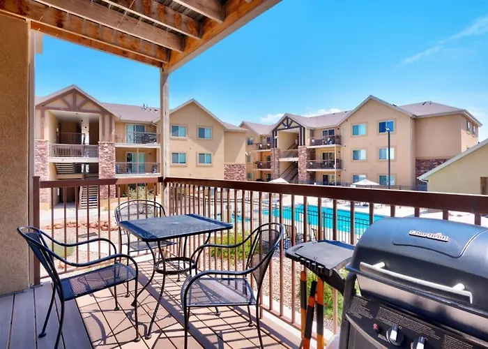5K Top Floor Redcliff Condo, Pool & Hot Tub